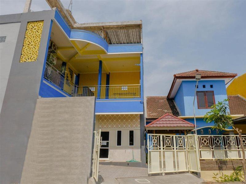 Oyo 1979 Alif Family Residence مالانغ المظهر الخارجي الصورة