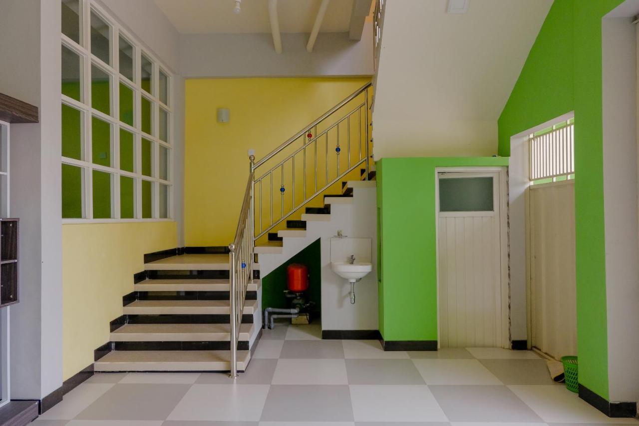 Oyo 1979 Alif Family Residence مالانغ المظهر الخارجي الصورة